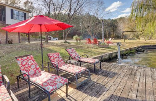 Shelby House | Waterfront Lay Lake Retreat w/Dock & 3 Piers!
