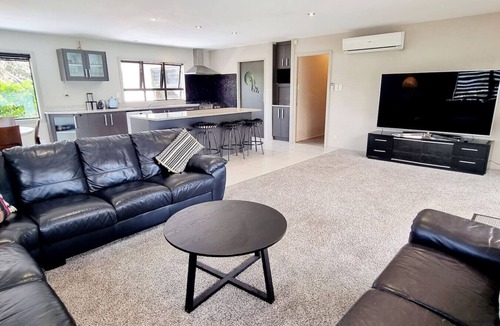 Raglan House | Waterfront Location holiday accommodation