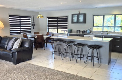 Raglan House | Waterfront Location holiday accommodation
