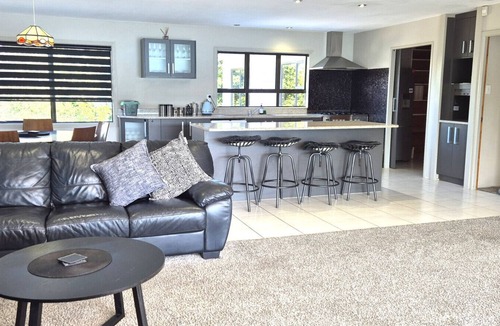 Raglan House | Waterfront Location holiday accommodation