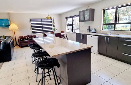 Raglan House | Waterfront Location holiday accommodation