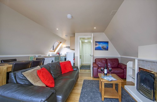 Kentallen Ski Chalet | Waterfront Lodge 1 with Hot Tub