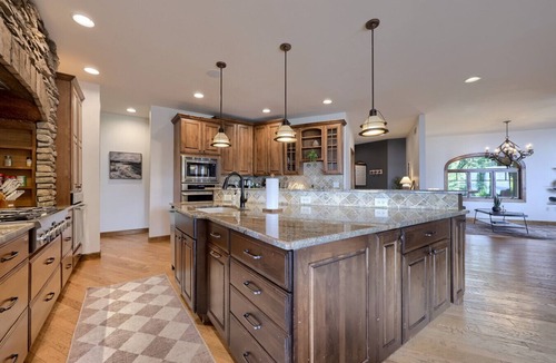 Earlville House | Waterfront Lodge packed with Amenities