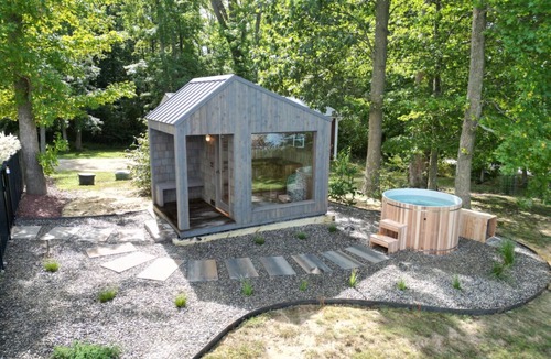 Earlville House | Waterfront Lodge packed with Amenities