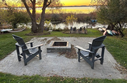 Scugog Apartment | Waterfront Loft is a cozy quiet self contained apartment on Lake Scugog.