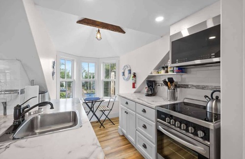 Queens Square Condo | Waterfront Loft KING Penthouse Downtown Ch'town