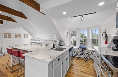 Queens Square Condo | Waterfront Loft KING Penthouse Downtown Ch'town