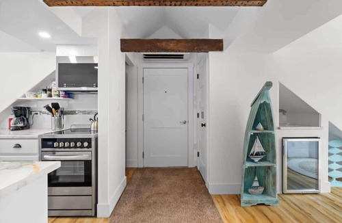 Queens Square Condo | Waterfront Loft KING Penthouse Downtown Ch'town