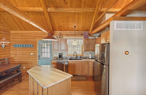 Sunrise Beach Cabin | Waterfront Log Cabin Log Cabin | Waterfront | Family Friendly | Updated