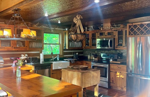 Clarksville House | WATERFRONT LOG HOME/HOT TUB/2 FIREPLACE/77" TV/STARLINK/nLG DECK/FIRE PIT