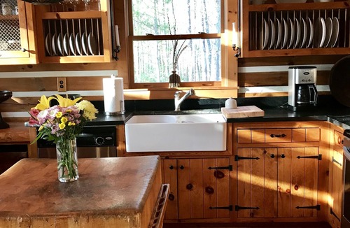 Clarksville House | WATERFRONT LOG HOME/HOT TUB/2 FIREPLACE/77" TV/STARLINK/nLG DECK/FIRE PIT
