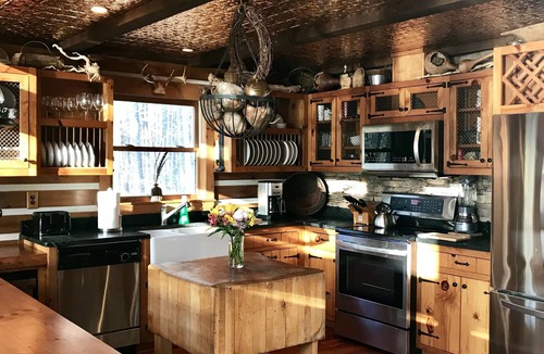 Clarksville House | WATERFRONT LOG HOME/HOT TUB/2 FIREPLACE/77" TV/STARLINK/nLG DECK/FIRE PIT