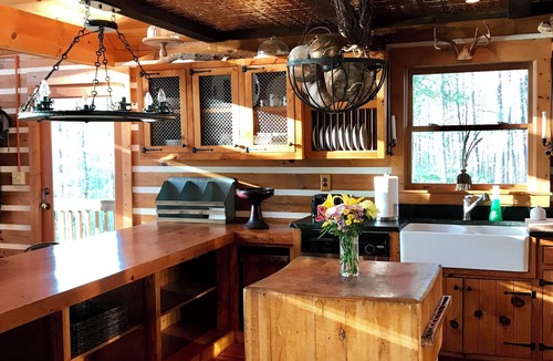 Clarksville House | WATERFRONT LOG HOME/HOT TUB/2 FIREPLACE/77" TV/STARLINK/nLG DECK/FIRE PIT