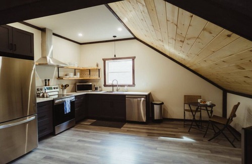 L'lle-du-Grand-Calumet Apartment | Waterfront lux loft 2 bedroom perfect for couples