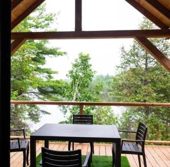 L'lle-du-Grand-Calumet Ski Chalet | Waterfront lux loft 2 bedroom perfect for couples