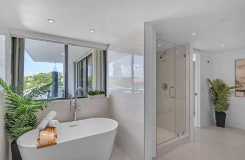 Hallandale Beach Apartment | Waterfront Luxe Condo - Close to beach