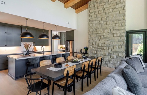 Gravenhurst Cottage | Waterfront Luxury 5-bedroom cottage with Hot tub