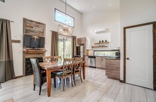 Cheneville House | Waterfront Luxury chalet I-Lac Simon