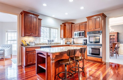 Plainfield House | WATERFRONT LUXURY HOME WILL FEEL LIKE A RESORT FOR 12 or More