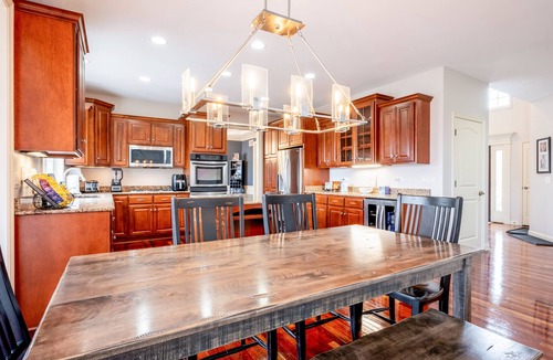 Plainfield House | WATERFRONT LUXURY HOME WILL FEEL LIKE A RESORT FOR 12 or More