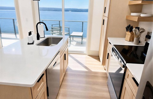 Cadiz House | Waterfront Luxury - Hot Tub, Game Room, Kayaks, Best View
