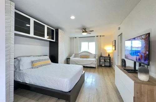 Wilton Manors Villa | Waterfront, Luxury Home, with pool