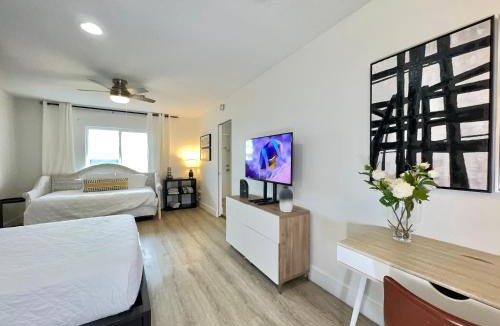 Wilton Manors Villa | Waterfront, Luxury Home, with pool