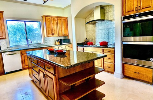 New Braunfels House | Waterfront Luxury Home on 5 Acres. nSleeps 22. Beds: 5 king, 4 queen, 4 twin XL
