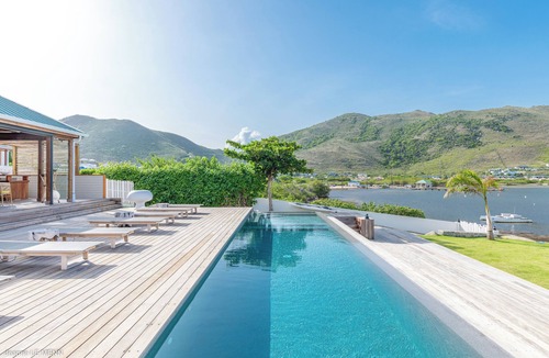 Cul de Sac Villa | Waterfront luxury villa