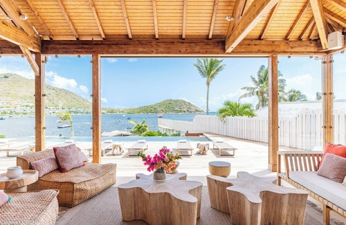 Cul de Sac Villa | Waterfront luxury villa