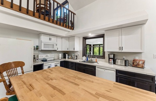 East Stroudsburg Villa | Waterfront Mansion W hot-tub & Pool by RedAwning