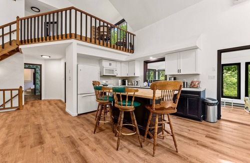 East Stroudsburg Villa | Waterfront Mansion W hot-tub & Pool by RedAwning