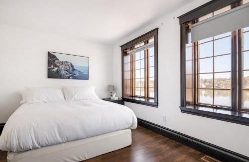 Beloeil Villa | Waterfront Mansion with Mont-Saint-Hilaire Views, Near Montreal