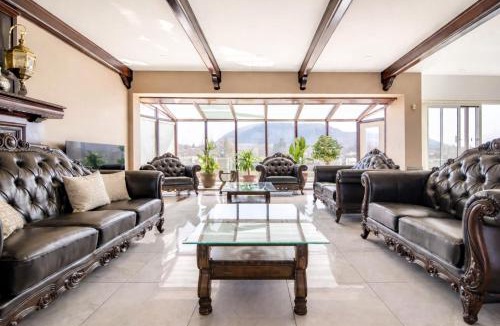 Beloeil Villa | Waterfront Mansion with Mont-Saint-Hilaire Views, Near Montreal