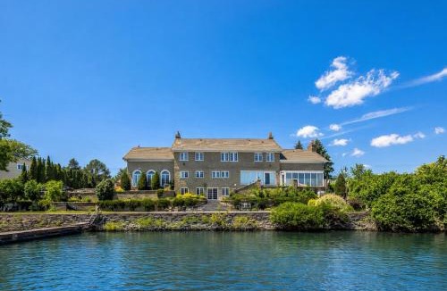 Beloeil Villa | Waterfront Mansion with Mont-Saint-Hilaire Views, Near Montreal