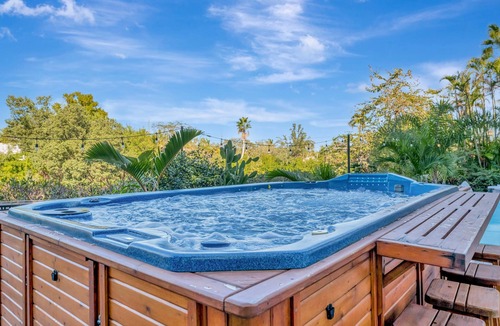 Palmetto House | Waterfront Mansion Sleeps 9 | Hot Tub & Kayaks!