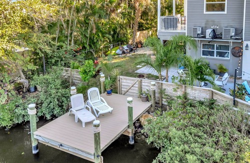 Palmetto House | Waterfront Mansion Sleeps 9 | Hot Tub & Kayaks!