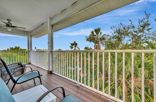 Palmetto House | Waterfront Mansion Sleeps 9 | Hot Tub & Kayaks!
