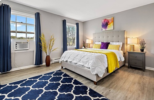 Yorkville House | Waterfront Modern Fishing Hiking Kayaking FastWiFi Steps Away from Fox RIver