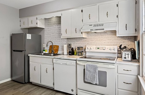 Yorkville House | Waterfront Modern Fishing Hiking Kayaking FastWiFi Steps Away from Fox RIver