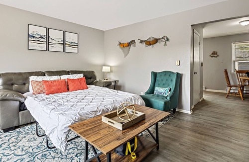 Yorkville House | Waterfront Modern Fishing Hiking Kayaking FastWiFi Steps Away from Fox RIver