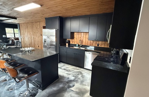 Bellaire House | Waterfront- Modern Luxurious Cabin on Clam Lake – Torch Lake Boating