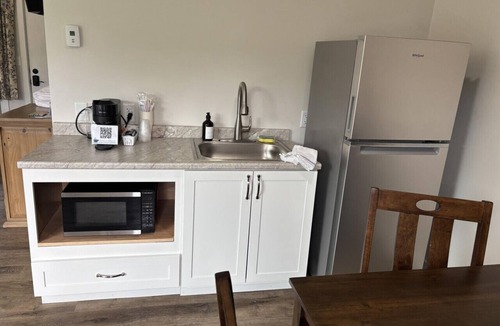 Greenville Junction Hotel | Waterfront Motel-Mountain View