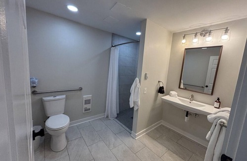 Greenville Junction Hotel | Waterfront Motel-Mountain View