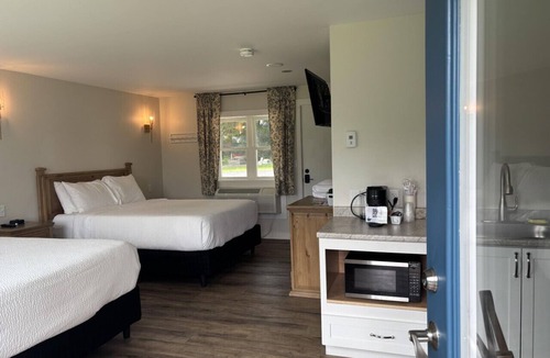 Greenville Junction Hotel | Waterfront Motel-Mountain View