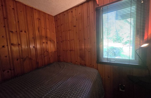 Armour Cottage | Waterfront Muskoka Escape with Small Beach & Private Dock for Swimming