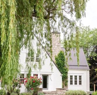 Virgil Villa | Waterfront Niagara-On-The-Lake Farmhouse on a Vineyard