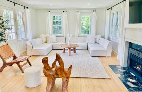 Virgil Villa | Waterfront Niagara-On-The-Lake Farmhouse on a Vineyard