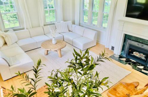 Virgil Villa | Waterfront Niagara-On-The-Lake Farmhouse on a Vineyard