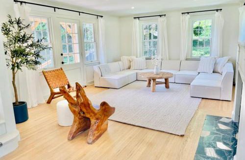 Virgil Villa | Waterfront Niagara-On-The-Lake Farmhouse on a Vineyard